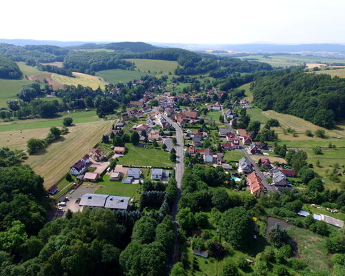 Drohnenaufnahme Ortsteil Bairoda, umgeben von Wald und Natur