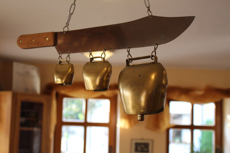 ein großes Messer mit Kuhglocken dran als Stammtischglocke