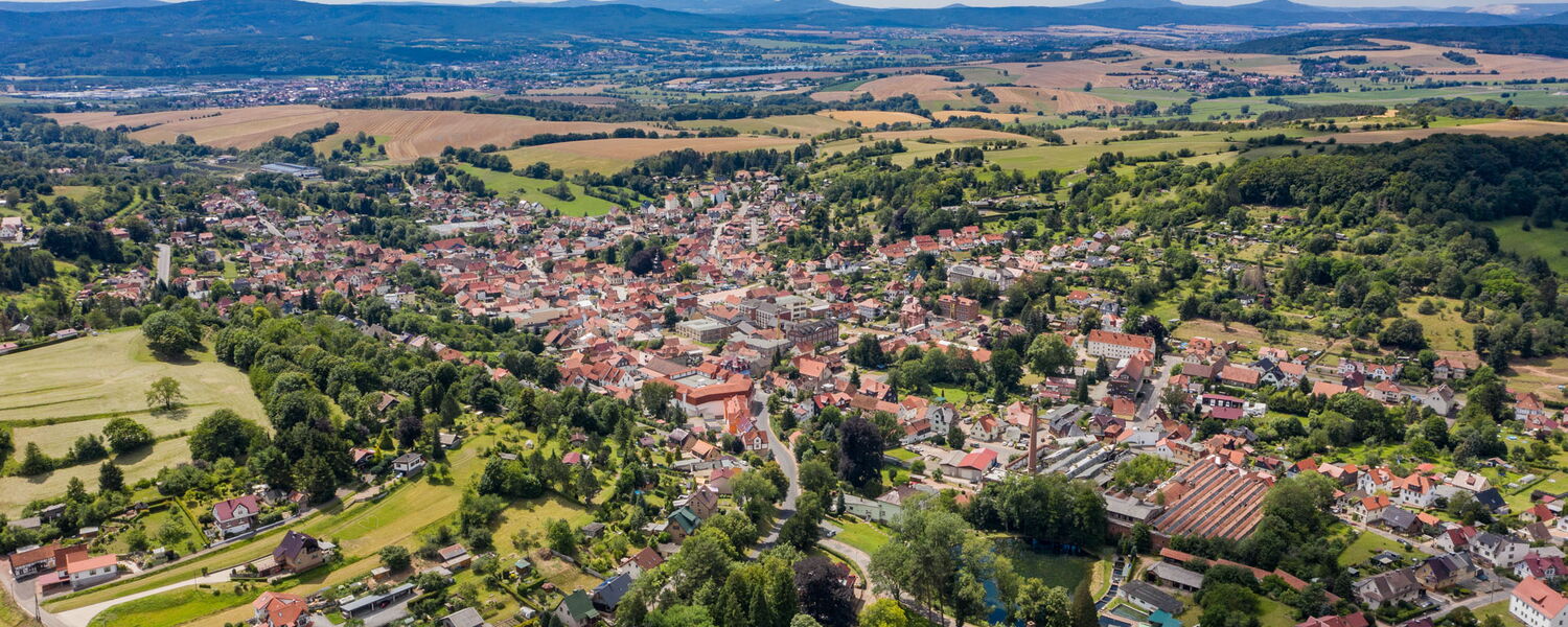 Luftaufnahme von Schweina mit Panorama ins Werratal und zu den Bergen in der Rhön