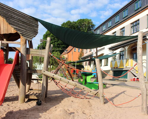 Klettergerüst mit Rutsche auf dem Spielplatz des Kindergarten Steinbach