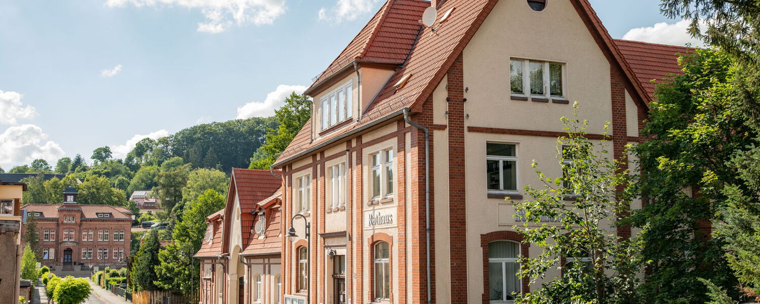 Straße mit historischen Gebäuden, ein ehemaliges Elektrizitätswerk und eine Schule, viel mit Backstein