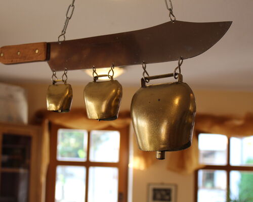 ein großes Messer mit Kuhglocken dran als Stammtischglocke