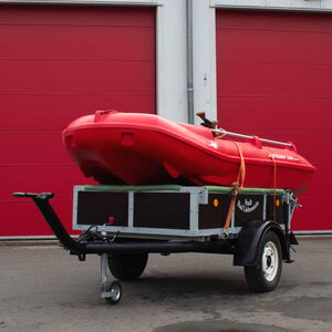 rotes Rettungsboot der Feuerwehr auf einem Anhänger