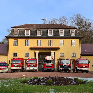 Fahrzeuge der Feuerwehr stehen im Altensteiner Park