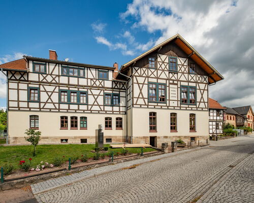 dreistöckiges Gebäude mit Fachwerk, darin befindet sich der Schweinaer Kindergarten