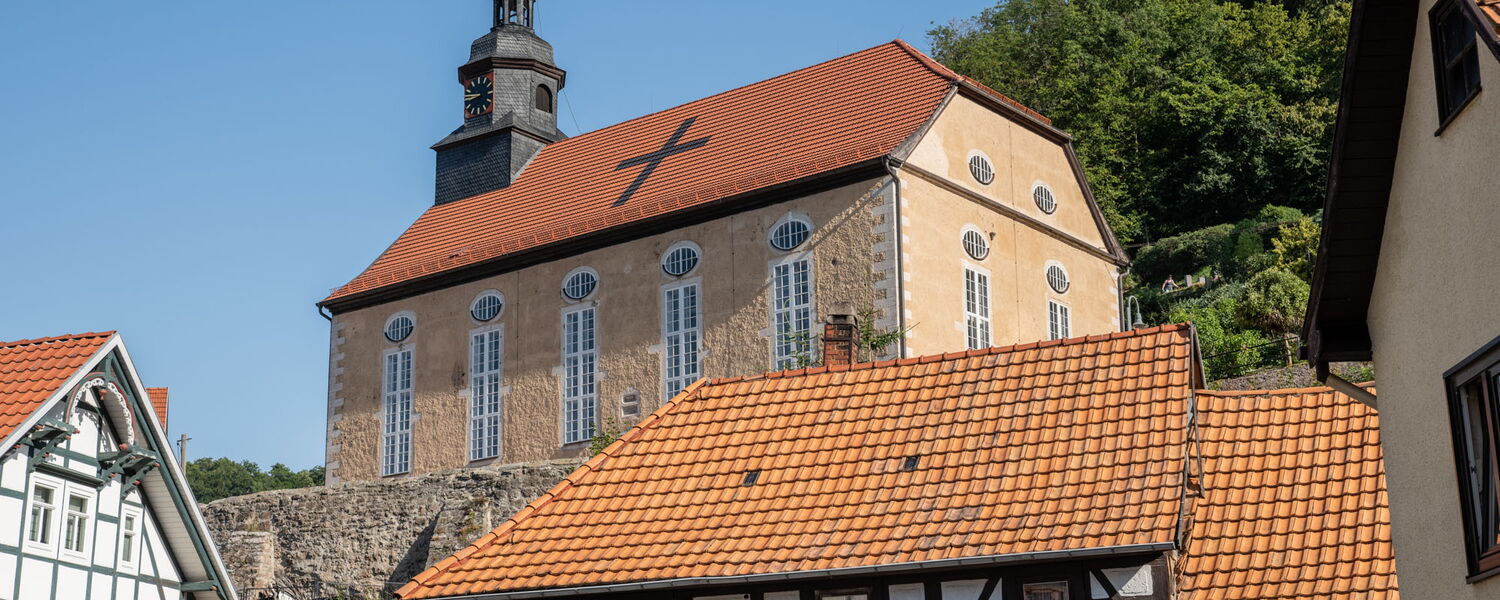 Dorfkirche über Fachwerkhäusern thronend