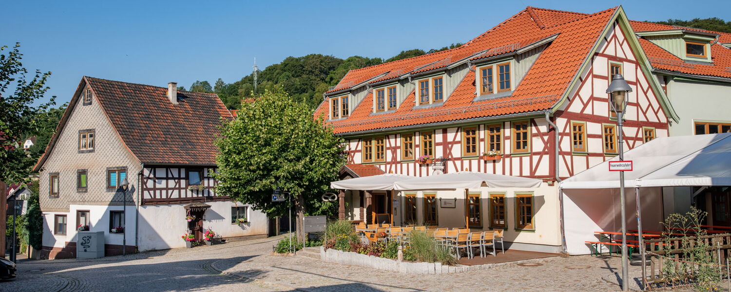 Dorfmitte mit Fachwerkhaus und Caféterrasse