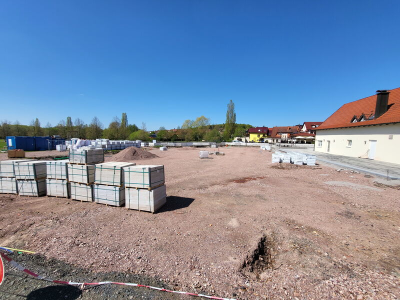 Baustelle, großer Schotterplatz, ungepflastert