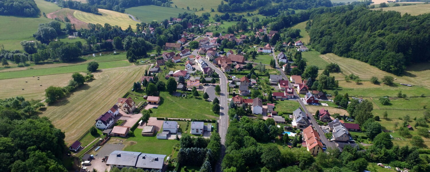 Drohnenaufnahme Ortsteil Bairoda, umgeben von Wald und Natur