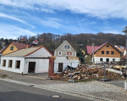 großer Schutthaufen und noch stehendes Nebengebäude am Hammerteich in Steinbach