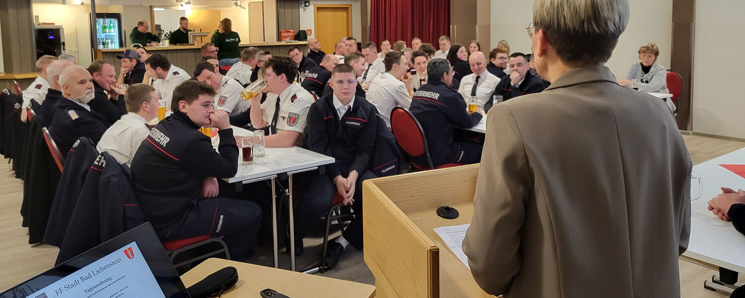 Versammlung im Saal des Grünen Baumes, Bürgermeisterin steht am Pult und redet (Rückenaufnahme)