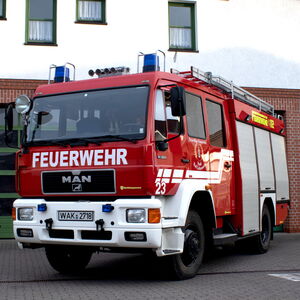 Löschgruppenfahrzeug MAN 14-224 mit Aufbau von Schlingmann steht vor Rolltoren des Feuerwehrstützpunktes in Schweina