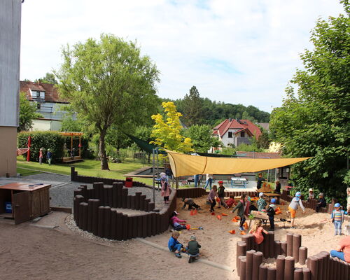 Spielplatz im Außengelände vom Kneipp-Kindergarten Bad Liebenstein