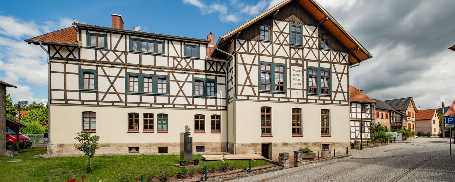 dreistöckiges Gebäude mit Fachwerk, darin befindet sich der Schweinaer Kindergarten