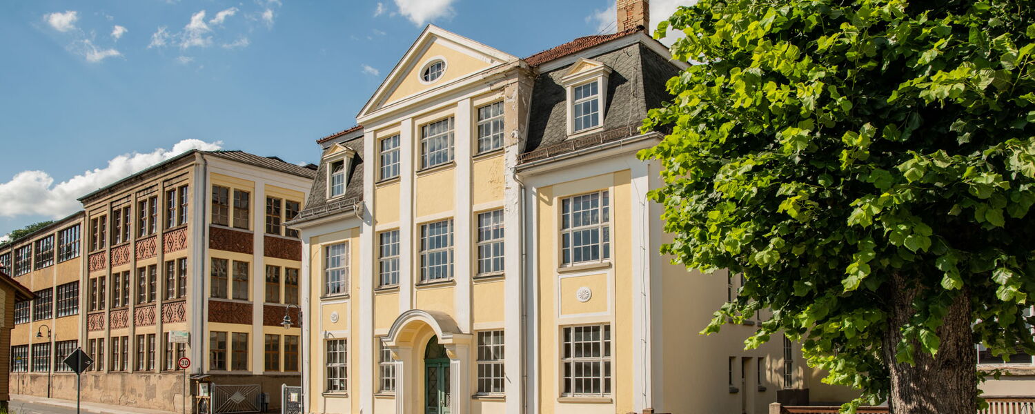 verschiedene Gebäude eines alten Industriequartiers, teils in Bauhausstil