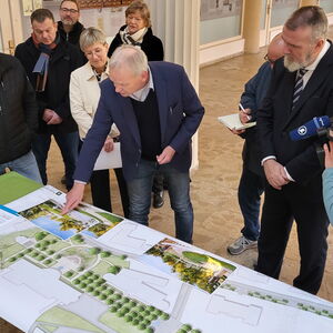Der Planer Uwe Wilke erklärt anhand einer Zeichnung dem Minister die Planungen zur Esplanade