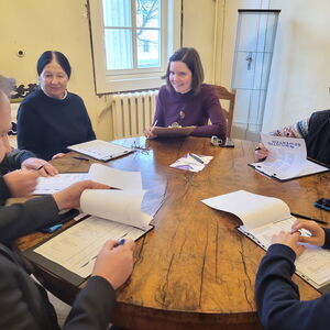 Die Jury berät sich  beim Vorlesewettbewerb