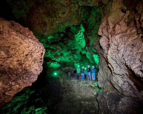 Innenaufnahme Altensteiner Höhle mit Felswänden und Besuchern