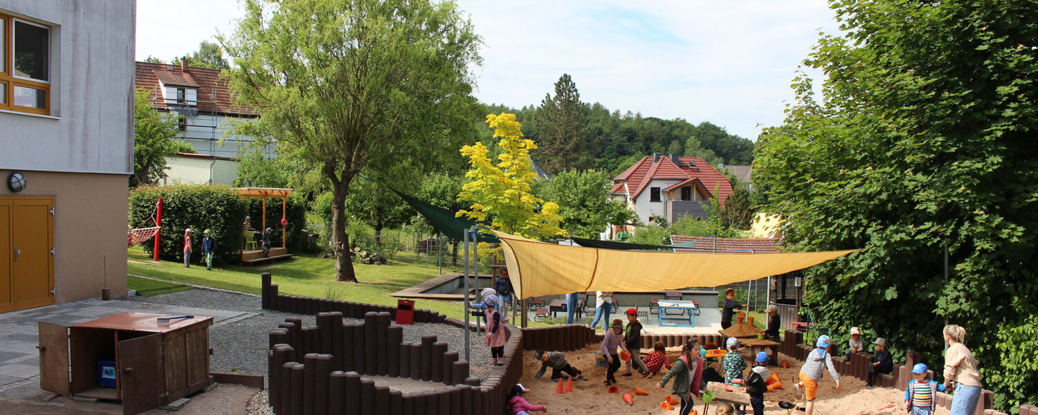 Spielplatz im Außengelände vom Kneipp-Kindergarten Bad Liebenstein