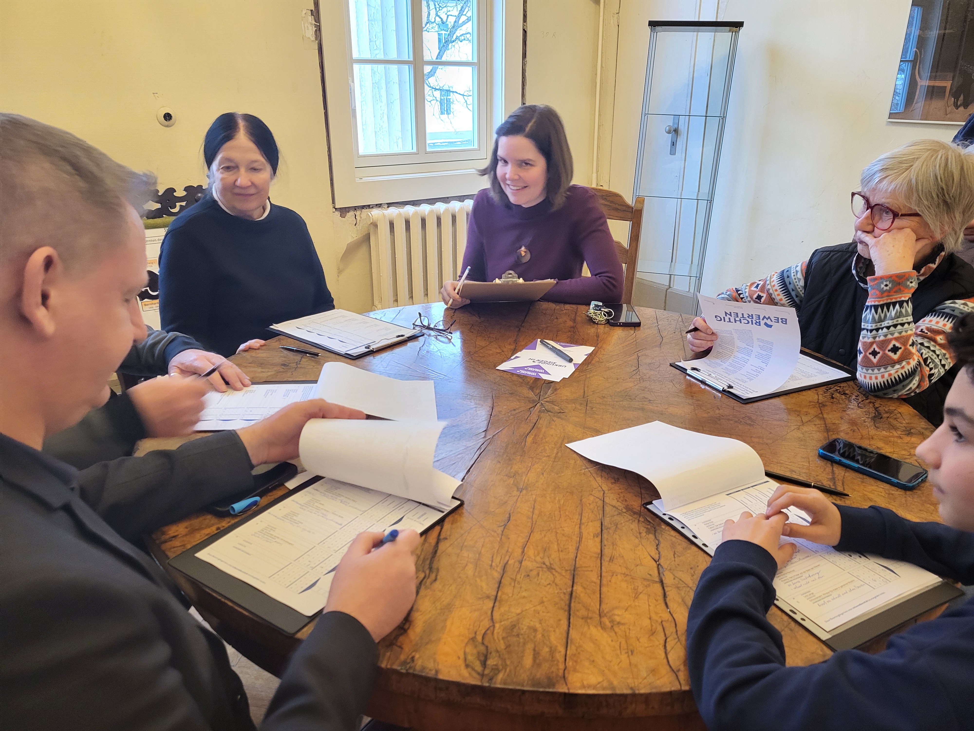 Die Jury berät sich  beim Vorlesewettbewerb