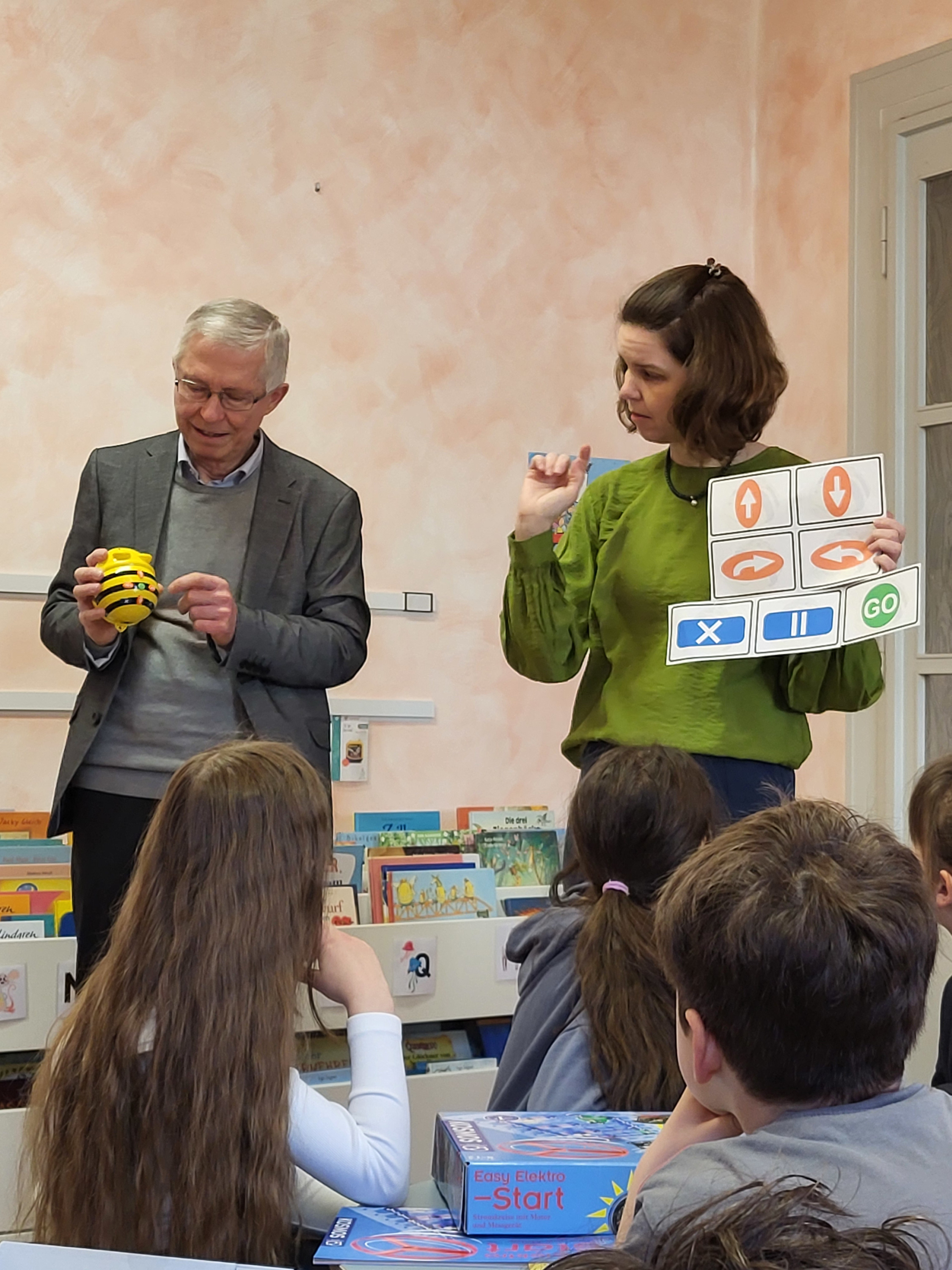 Linda Uhlich und Eckart Wutschke erklären die Programmierung eines Bee-Bot