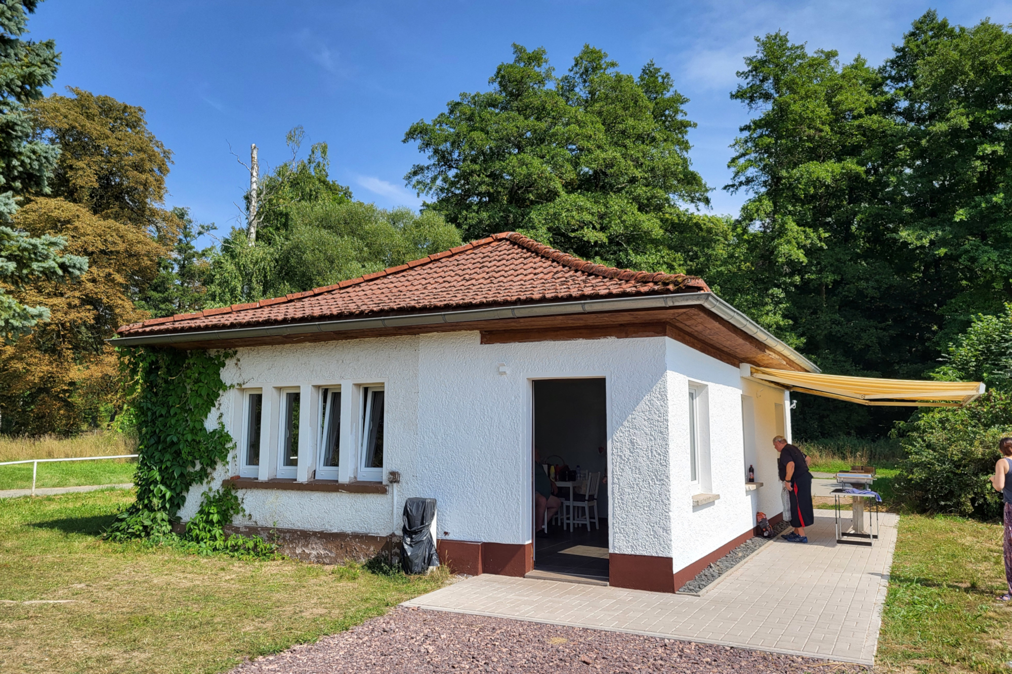 das Gebäude des Jugendtreffs, ein weißer Bungalow